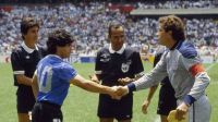 Epigrafe Ali Bennaceur antes del partido junto a Maradona y Shilton.
