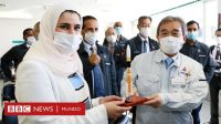 Sarah al Amiri, la líder científica de la misión Hope, celebró el exitoso lanzamiento con sus socios de Japón.